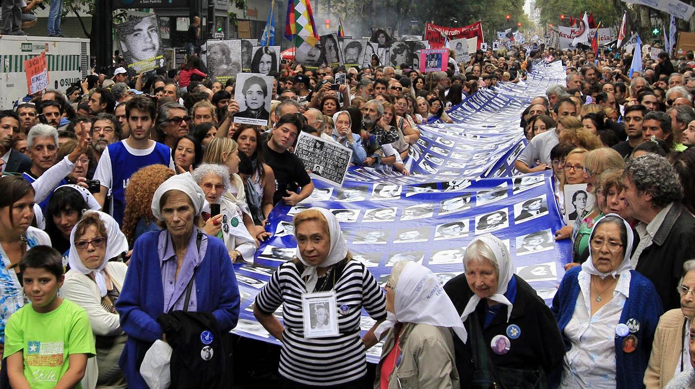 Miles de personas marcharon en todo el país en el Día de la Memoria ...
