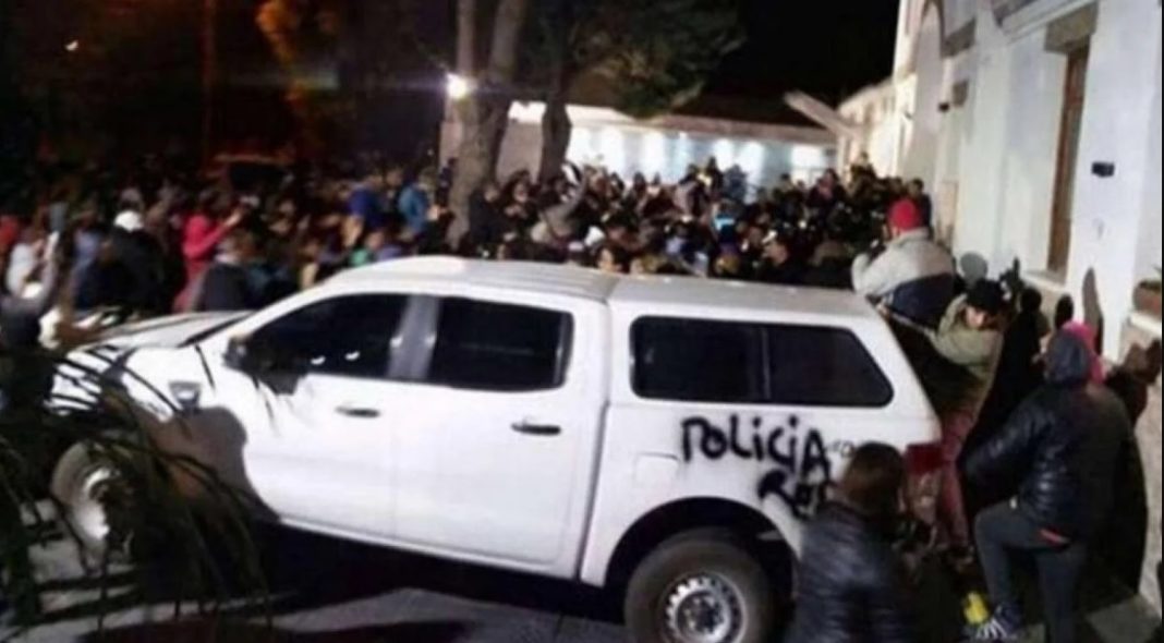 Cuatro heridos en una manifestación que intentó ingresar a la residencia de Alicia Kirchner