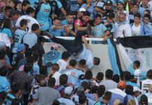 Violencia en el fútbol: tiraron a un hincha desde la popular en el partido de Talleres y Belgrano Lo tiraron desde una popular en el partido de Talleres y Belgrano