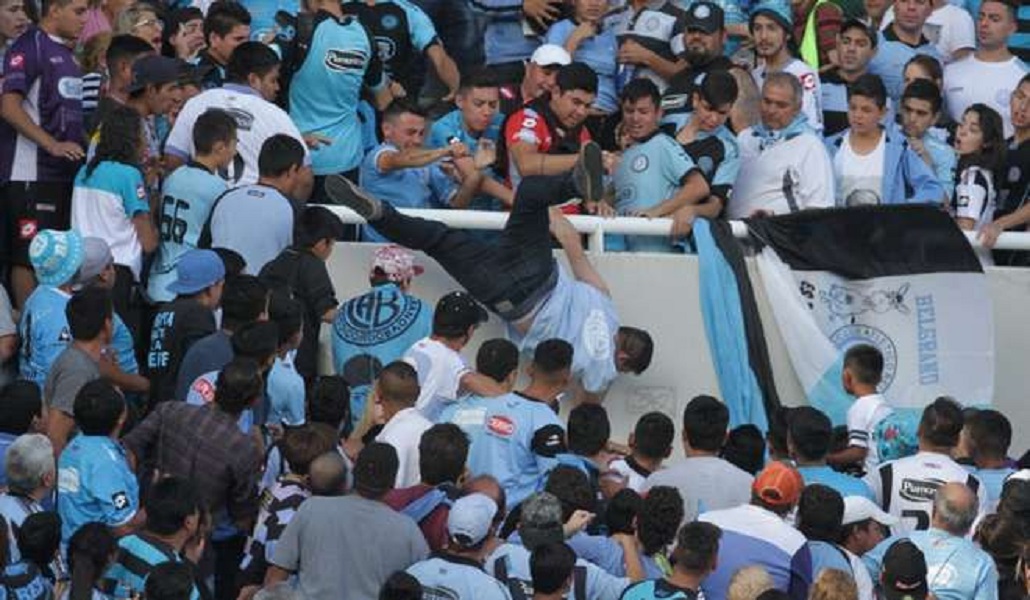 Lo tiraron desde una popular en el partido de Talleres y Belgrano