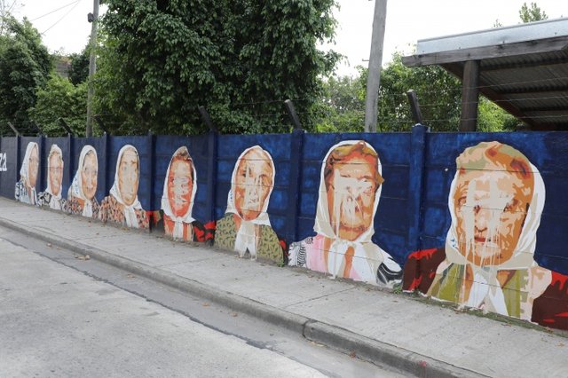 Atacaron y arruinaron un mural homenaje a las Madres de Plaza de Mayo