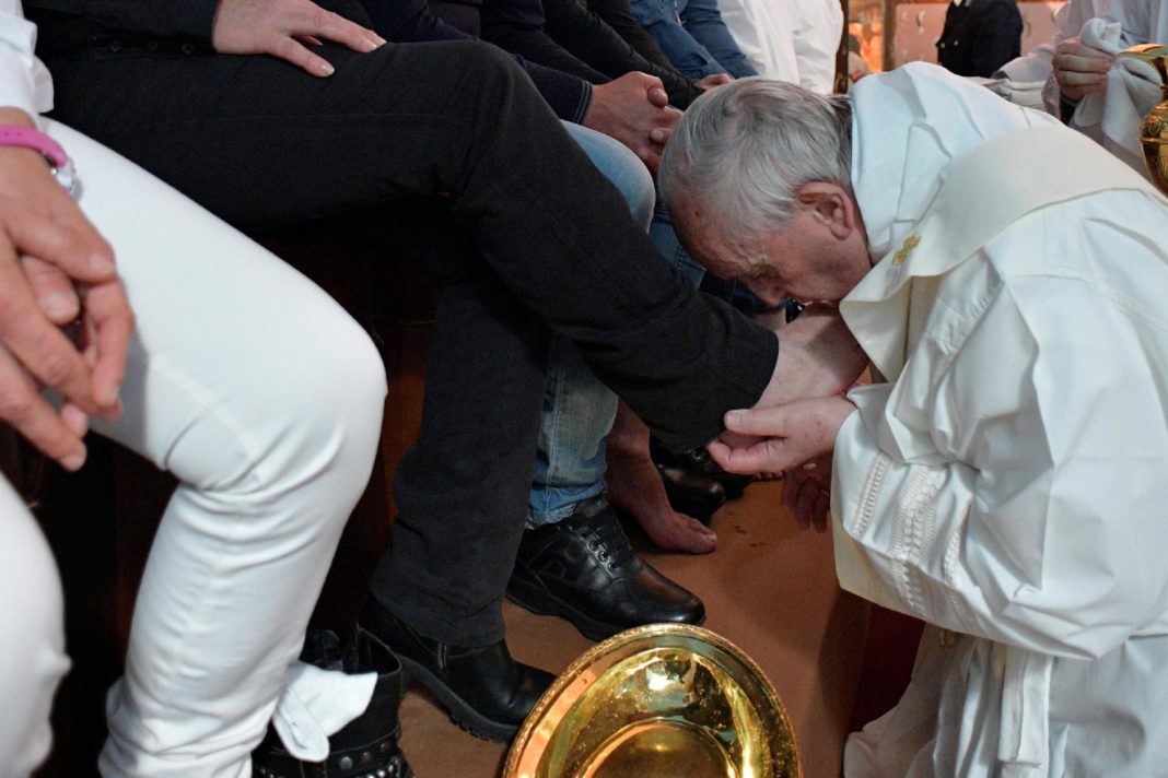 Semana Santa: el Papa Francisco lavó los pies de 12 presos, incluido un argentino