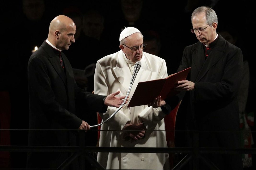 El papa Francisco celebró la Vigilia Pascual en la Basílica de San Pedro