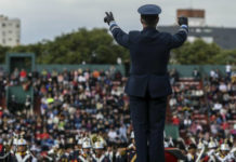 Defensa consideró un histórico grave error sobre el cartel oficial del 25 de mayo Histórico grave error, la bandera oficial del 25 de mayo