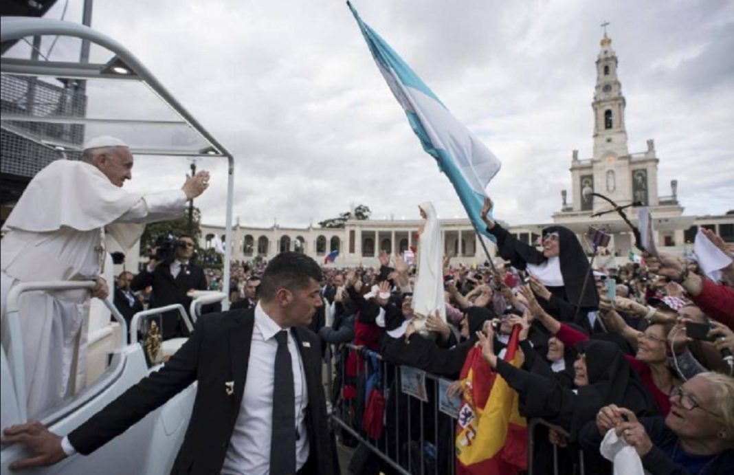 El Papa proclamó santos a los pastorcillos Jacinta y Francisco, en Portugal