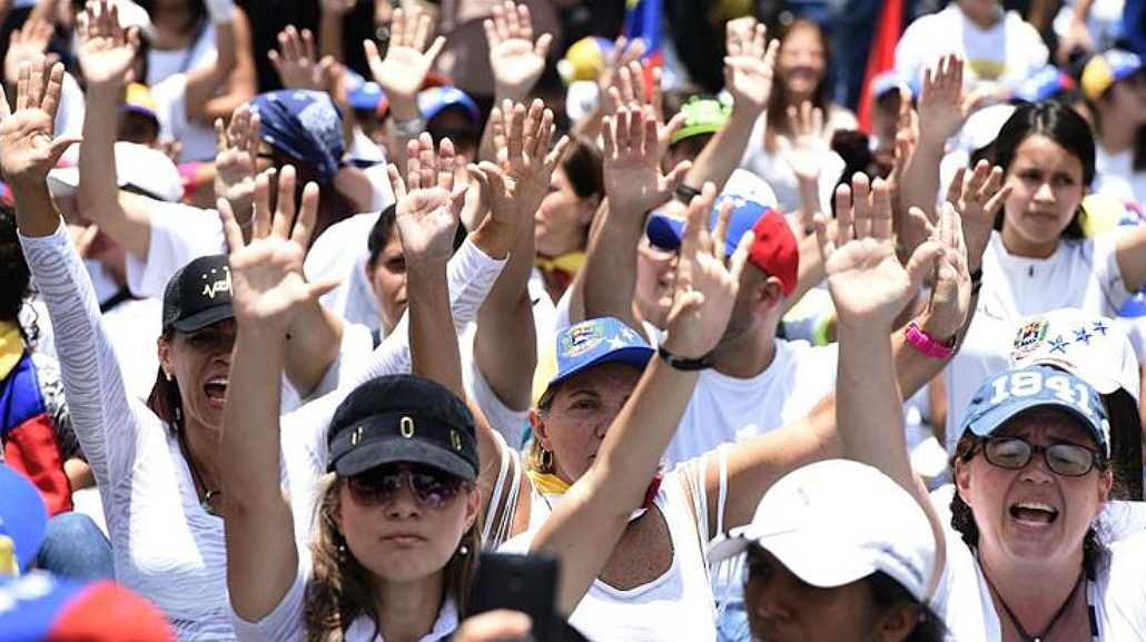Miles de mujeres marchan en Venezuela contra la represión
