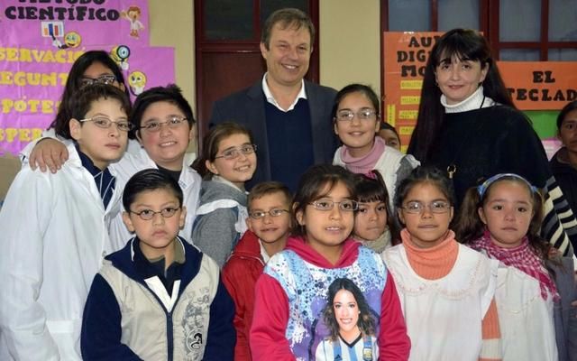 Cascallares entregó anteojos en una escuela de Almirante Brown