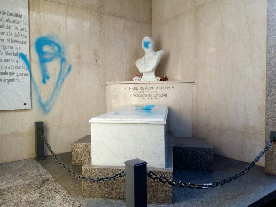 Atacaron el mausoleo de Alfonsín en el cementerio de Recoleta