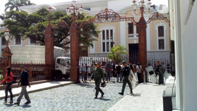 Paramilitares ingresaron a la Asamblea Nacional de Venezuela