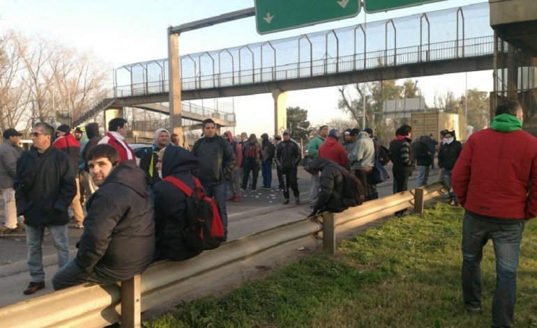 Trabajadores de Cresta Roja reclamaron la reincorporación de despedidos