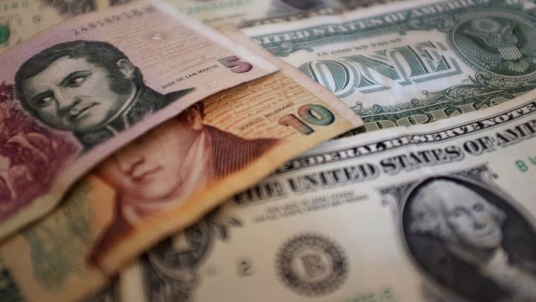 El dólar sigue subiendo, supera los $18 en algunos bancos