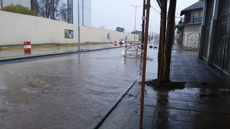 Molina inauguró una avenida que a los días se inundó