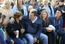 Massa de campaña en Echeverría: “Los argentinos quieren llegar a fin de mes” Massa visitó Esteban Echeverría y critico al gobierno de Cambiemos