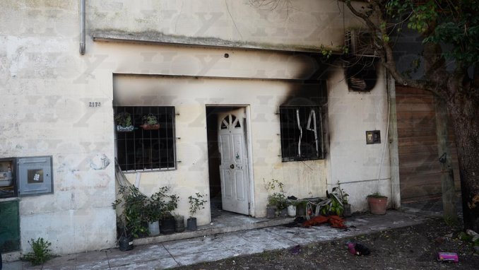 Tras discutir con sus hijos de política incendió la casa