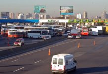 Transportistas cortaron la autopista Bs.As.-La Plata: polémica por las razones del reclamo Corte en la autopista BsAs-LaPlata por reclamo de transportistas