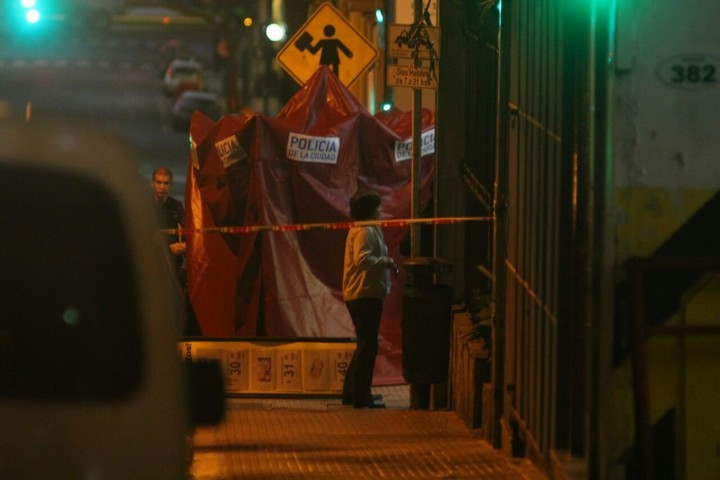 Asalto y tiroteo en pleno microcentro deja un menor muerto