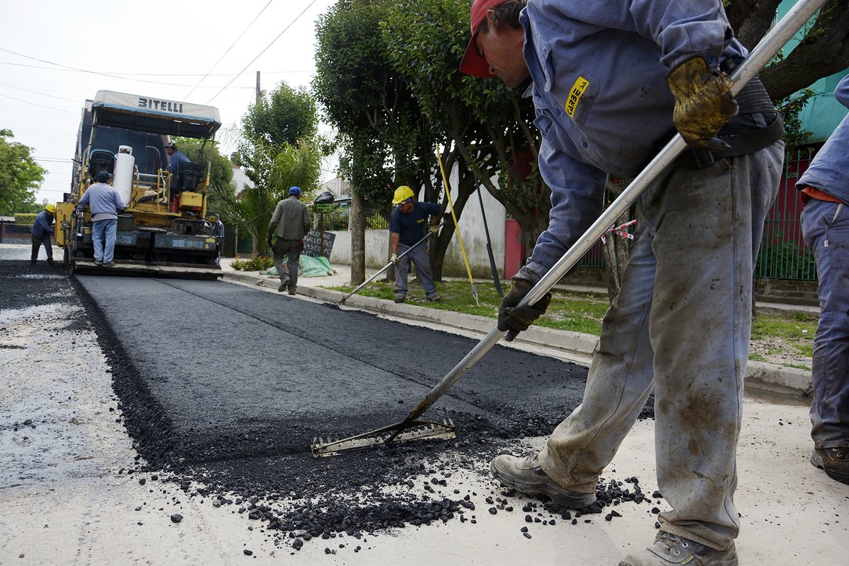 Avanzan las obras de asfalto en los barrios de Brown - Timing Político