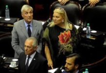 Elisa Carrió trató de «locos» y «estúpidos» a los progresistas y provocó un escándalo