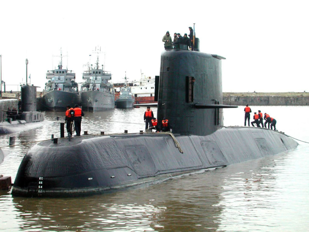 Denunciaron al jefe de la Armada por el submarino desaparecido
