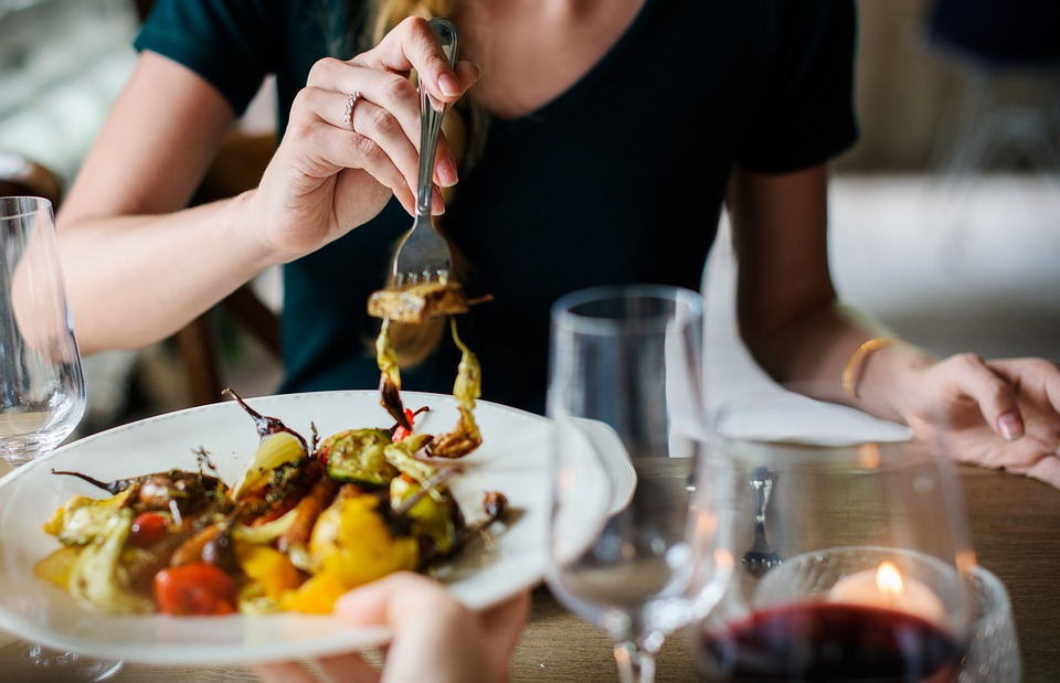 Por qué comer apurado pone en riesgo a tu salud