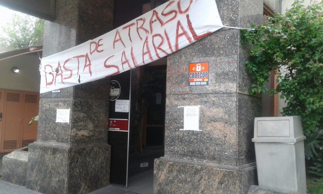 Trabajadores toman la clínica Estrada de Lanús