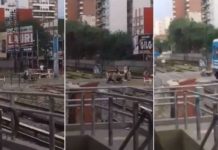 VIDEO: motociclista se salvó de milagro de ser atropellado por el tren en Ramos Mejía