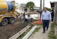 Mariano Cascallares recorrió obras de asfalto juntos a los vecinos de Almirante Brown