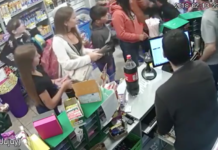 Video: un grupo de adolescentes robó un kiosco del microcentro de Mar del Plata