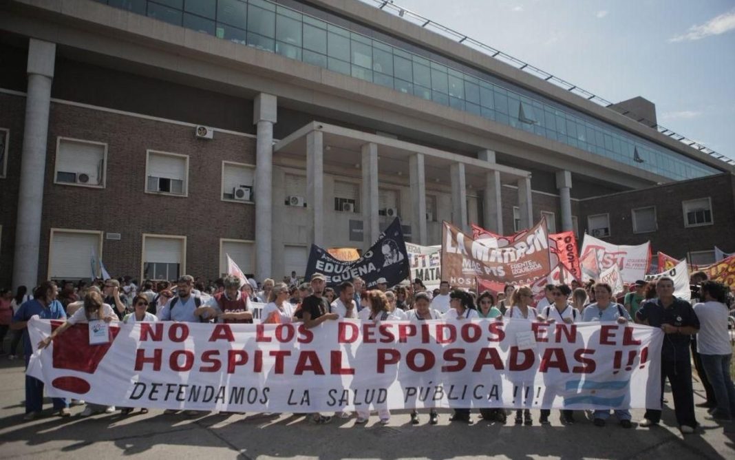 Trabajadores del Hospital Posadas protestan en el Obelisco por despidos