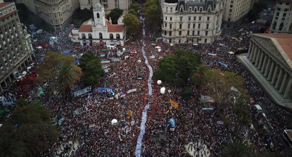 Masivo acto en Plaza de Mayo por la Memoria