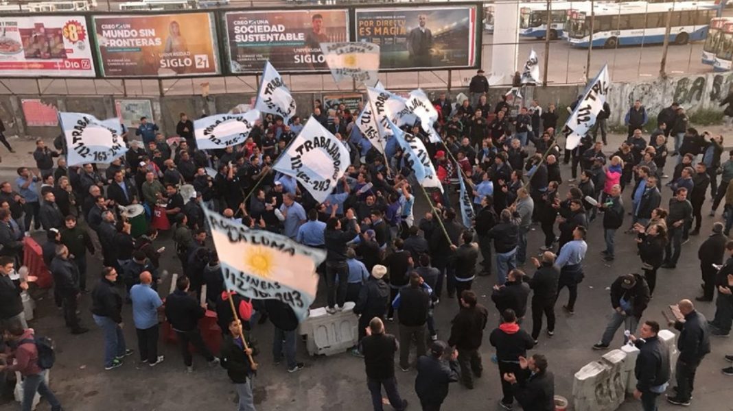 Choferes de colectivos cortaron el Puente La Noria