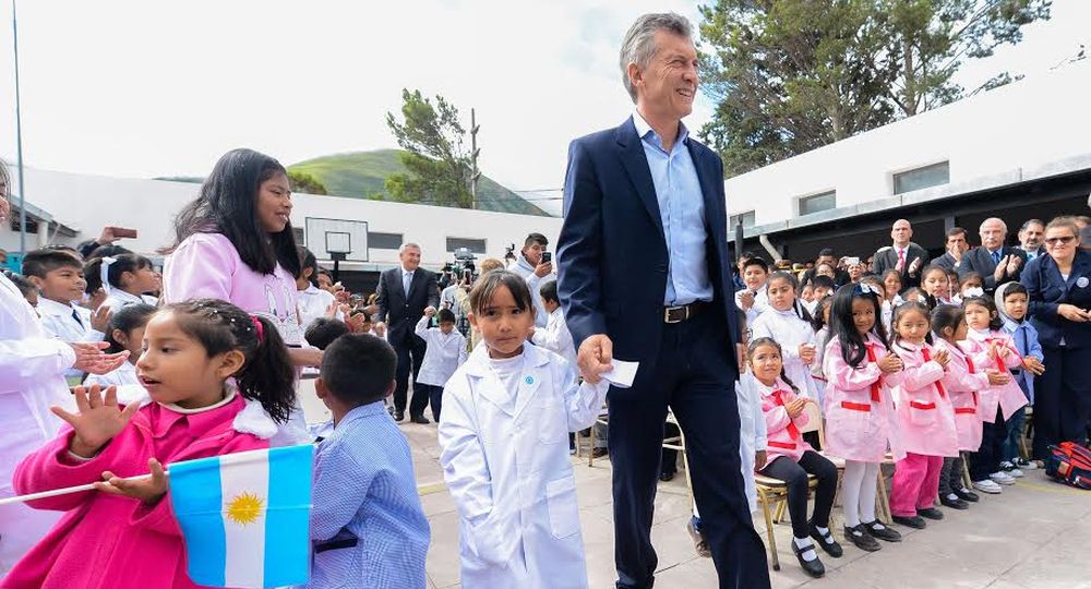 Macri enfrenta el paro docente inaugurando las clases en Corrientes