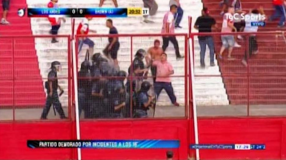 Feroz pelea entre barras de Los Andes en la tribuna
