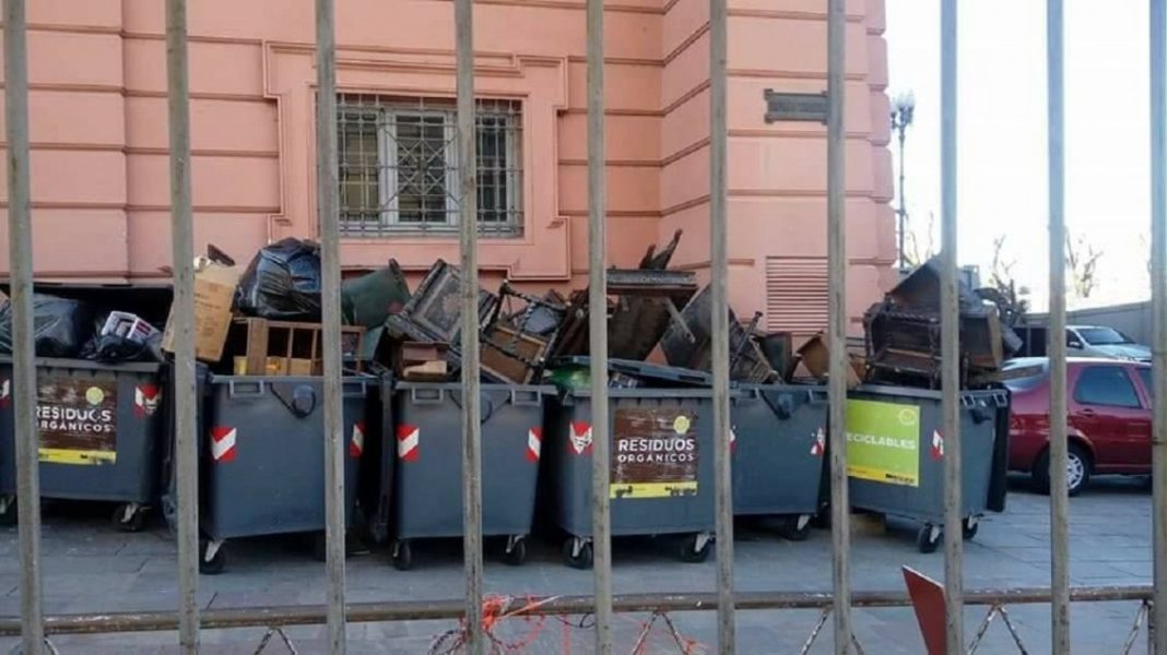 Tiraron a la basura muebles históricos de Casa Rosada