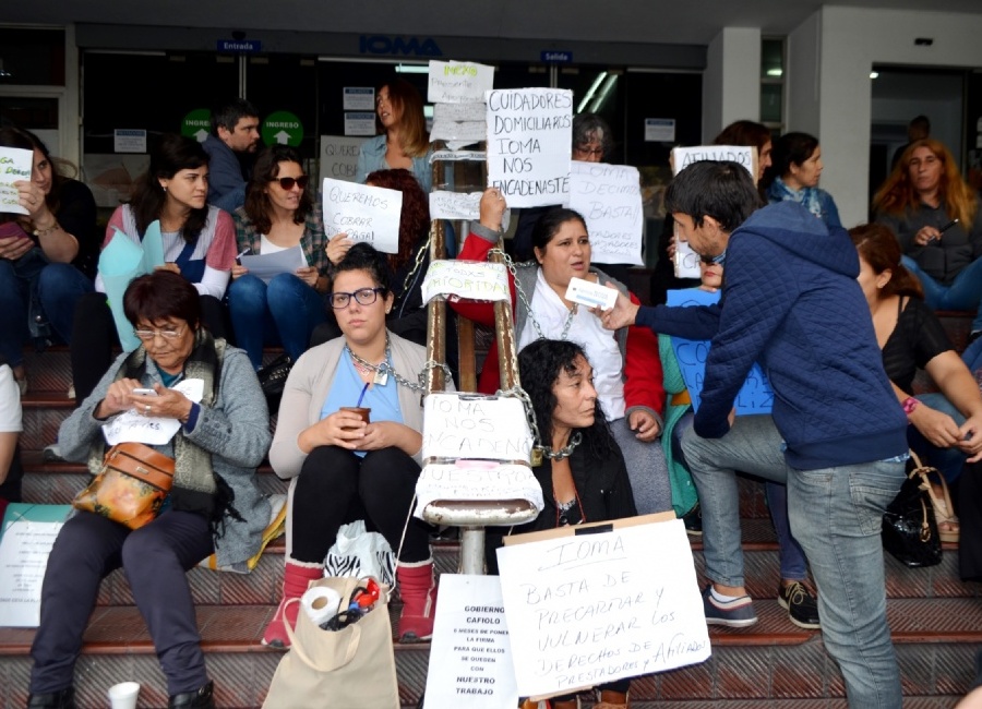 Prestadores de servicios de IOMA se encadenaron por salarios adeudados