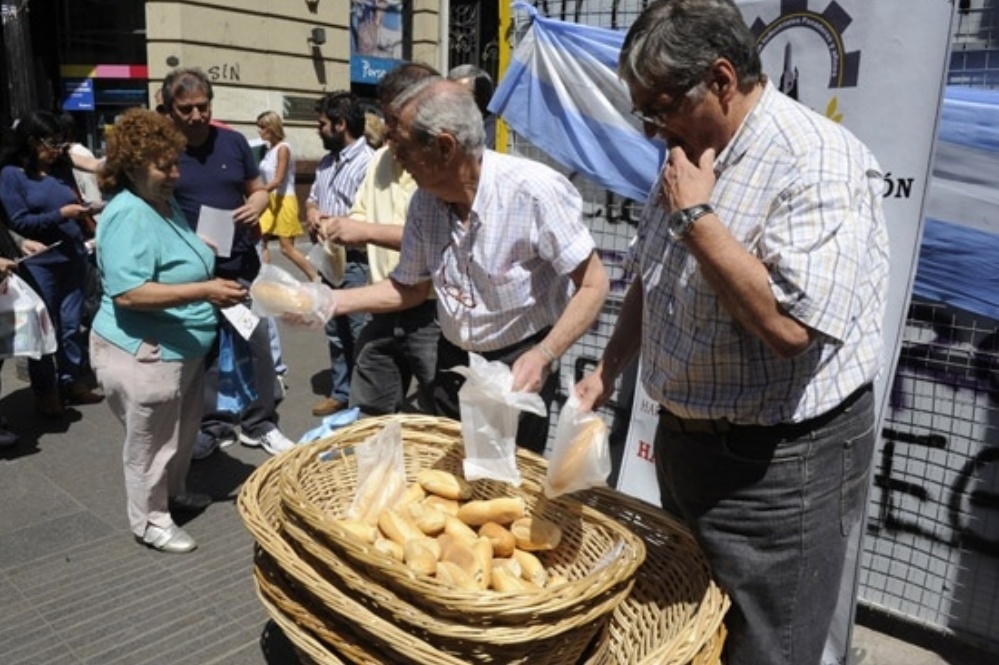 Panderos realizaron un panazo en el Congreso por el tarifazo