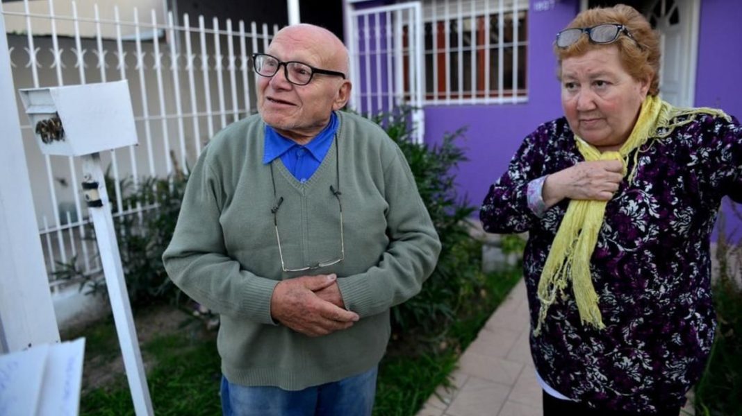 Asaltaron a una pareja de jubilados y le robaron todos sus ahorros en La Plata