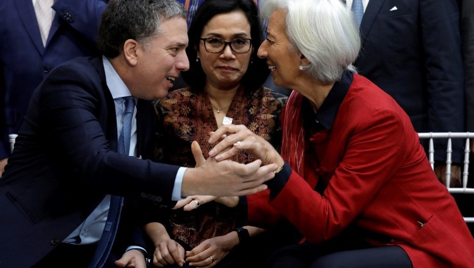 Dujovne negocia con el FMI un préstamo "stand by"