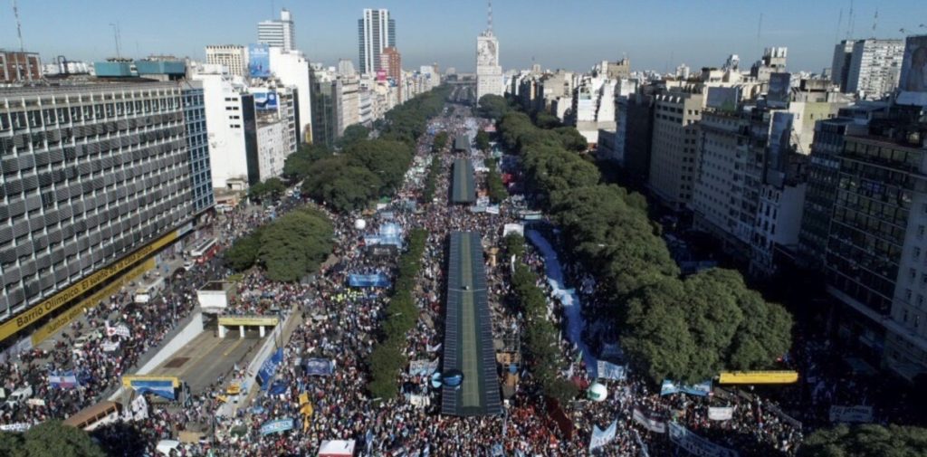 En la marcha contra el acuerdo con el FMI, la oposición advirtió: "Los enfrentaremos en las calles y en las urnas"
