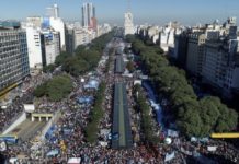 En la marcha contra el acuerdo con el FMI, la oposición advirtió: «Los enfrentaremos en las calles y en las urnas» En la marcha contra el acuerdo con el FMI, la oposición advirtió: "Los enfrentaremos en las calles y en las urnas"