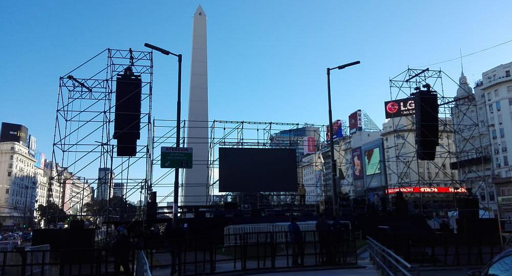 Preparativos en el Obelisco para la marcha contra el FMI