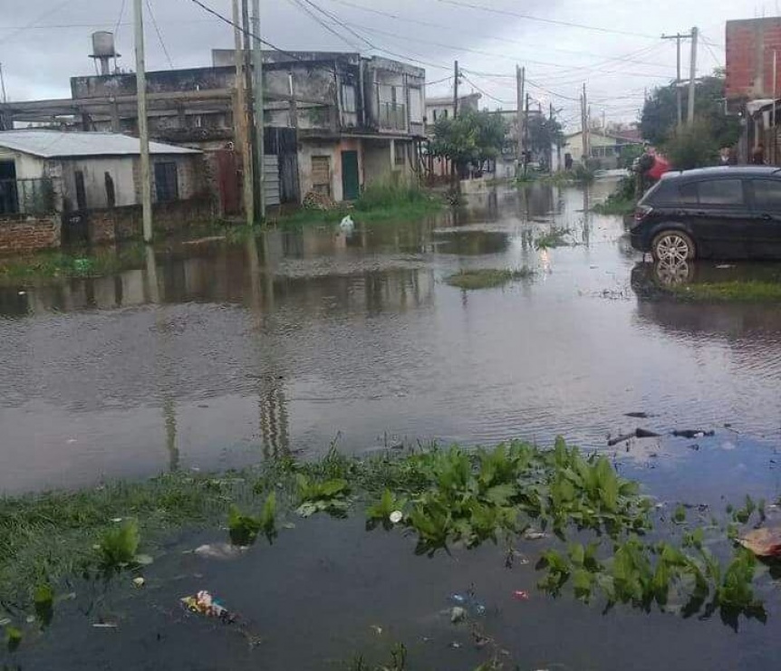 Calles inundadas y barrios anegados por el temporal en Quilmes