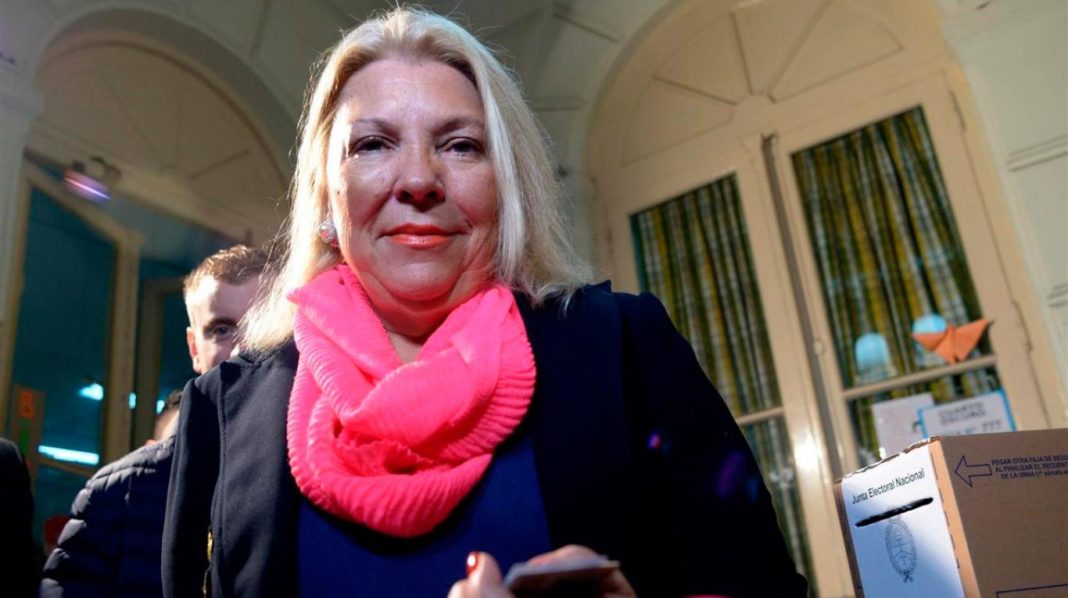 Carrió pidió no desesperarse por ir a comprar dólares