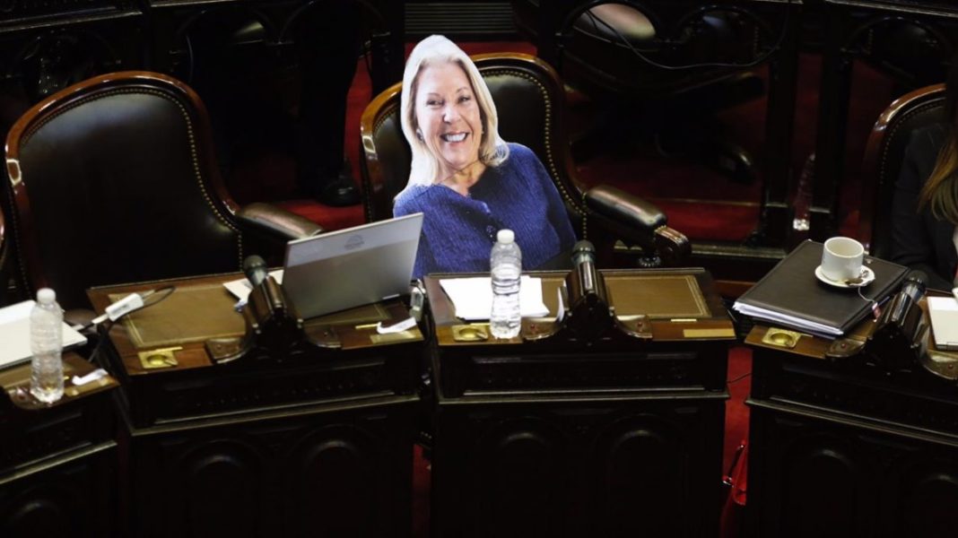 Sentaron una Carrió de cartón por su ausencia en Diputados 