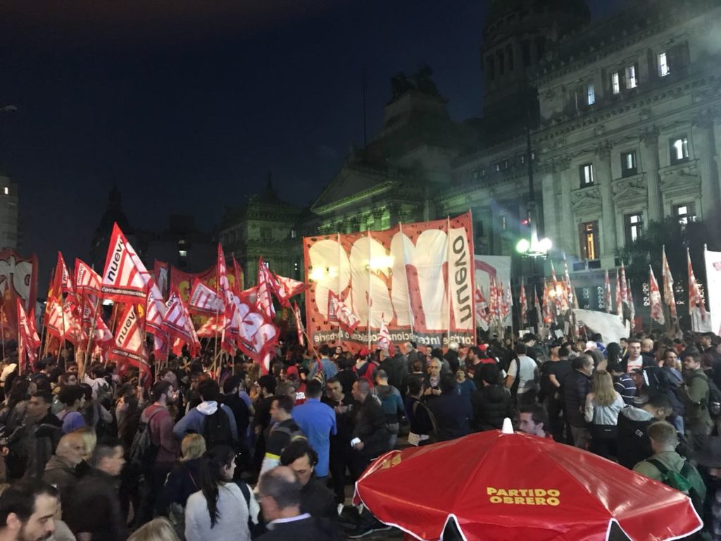 Multitudinaria manifestación en el Congreso contra el tarifazo