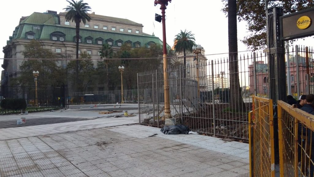 Plaza de Mayo: colocaron rejas y estalló la polémica