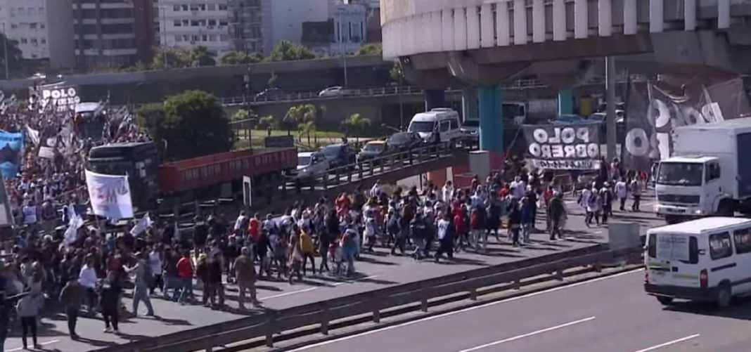 Protesta y corte en la autopista 25 de Mayo