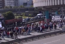 Protesta en el Obelisco y corte sorpresivo en la autopista 25 de Mayo Protesta y corte en la autopista 25 de Mayo