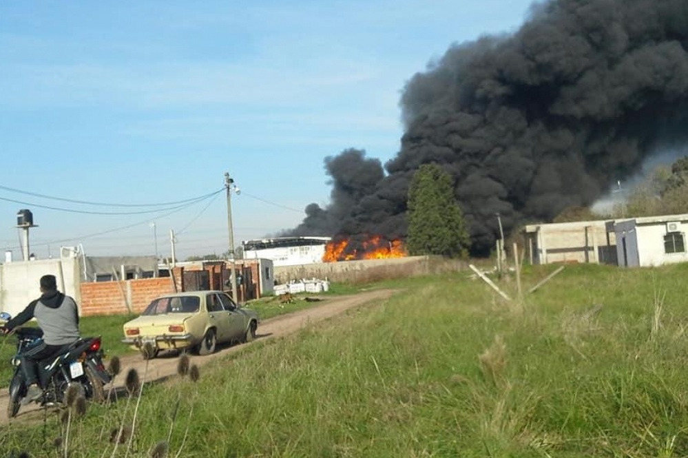 Se incendió la papelera Reciclarpel, en Esteban Echeverría