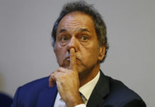 Daniel Scioli: un fiscal pidió que no pueda salir del país